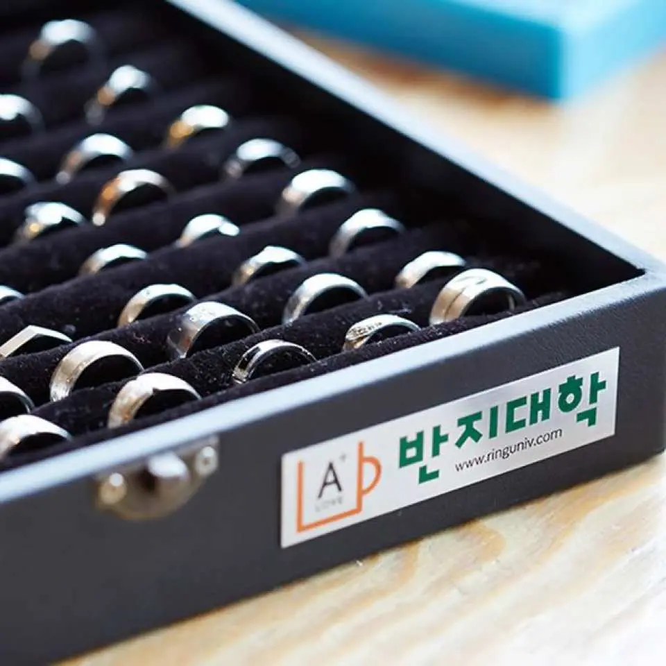 戒指大學工坊展示櫃中，陳列各式風格的純銀戒指樣品，提供顧客豐富的設計靈感與選擇。