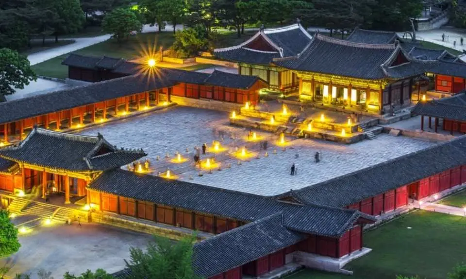 王妃の宮殿、昌慶宮を訪れましょう。夜景が特に美しい王宮の景色をお楽しみください。