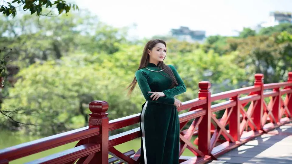 玉山寺位于还剑湖畔，是越南最著名、游客最多的寺庙之一，被视为河内美丽、历史和精神像征。