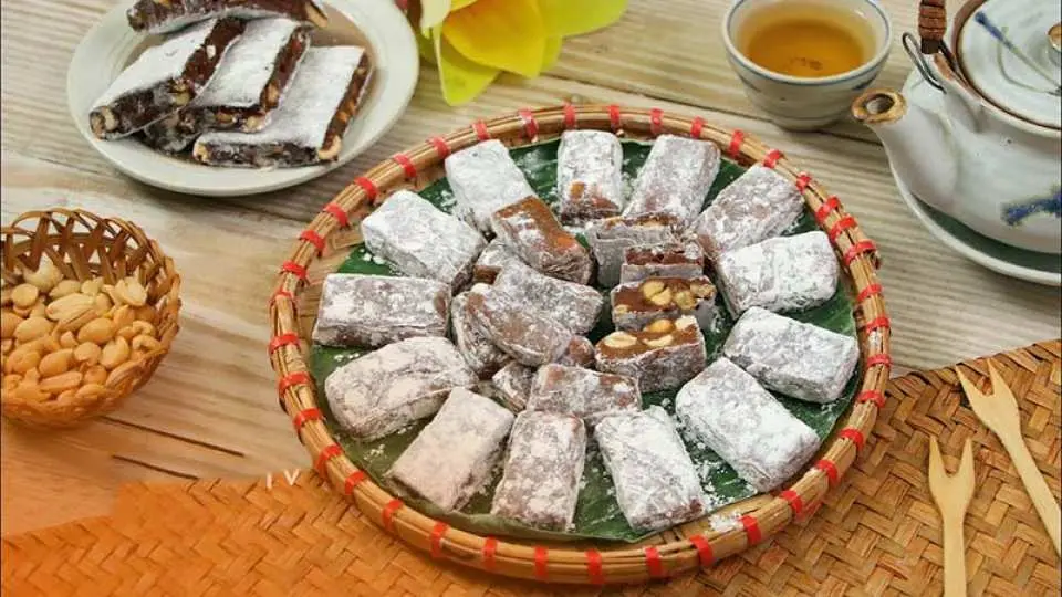 上午 11:30：游览途中稍作休息，前往当地人家享用午餐。品尝越南特色美食，包括乌吉努斯酒、姜味糯米糕（越南坚果姜味糯米糕）以及其他风味浓郁的菜肴。