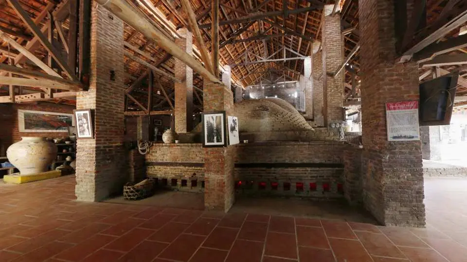 8:30：抵达钵场后，您会发现这是一个风景如画的乡村，四周环绕著肥沃的农田，陶瓷和陶器制作活动热闹非凡。漫步在遍布陶瓷商店和工作坊的狭窄街道上，参观陶器市场、社区中心和钵场佛塔等热门景点。