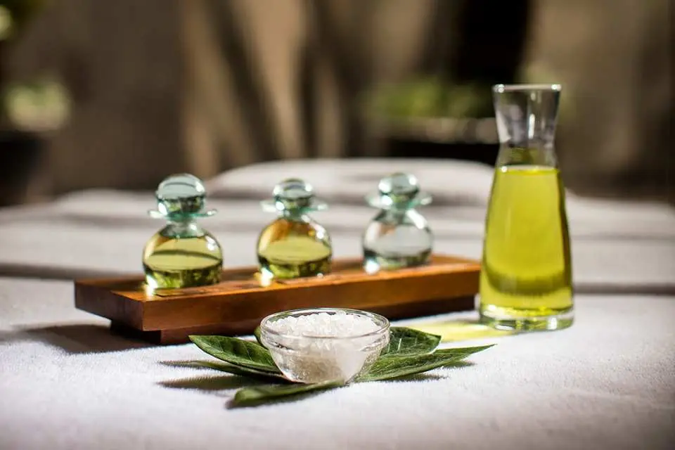 香港君悅酒店Plateau Spa準備的天然精油、按摩油與香薰浴鹽，用於全身水療、面部及身體護理，提供尊貴舒適的療程體驗。