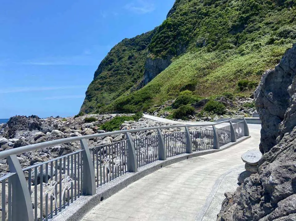基隆嶼平坦安全的濱海步道，沿著翠綠山壁與海岸線延伸，讓旅客能輕鬆散策並欣賞島嶼獨特的自然景觀。