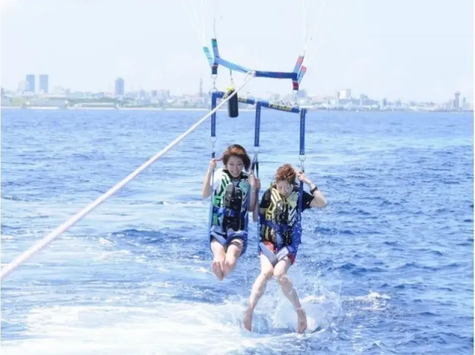 9. The altitude is gradually lowered, and the veteran captain maneuvers to the deck of the ship, gradually winding up the rope and lowering the altitude. Let's stretch our legs when there is a signal! Slowly land on deck.