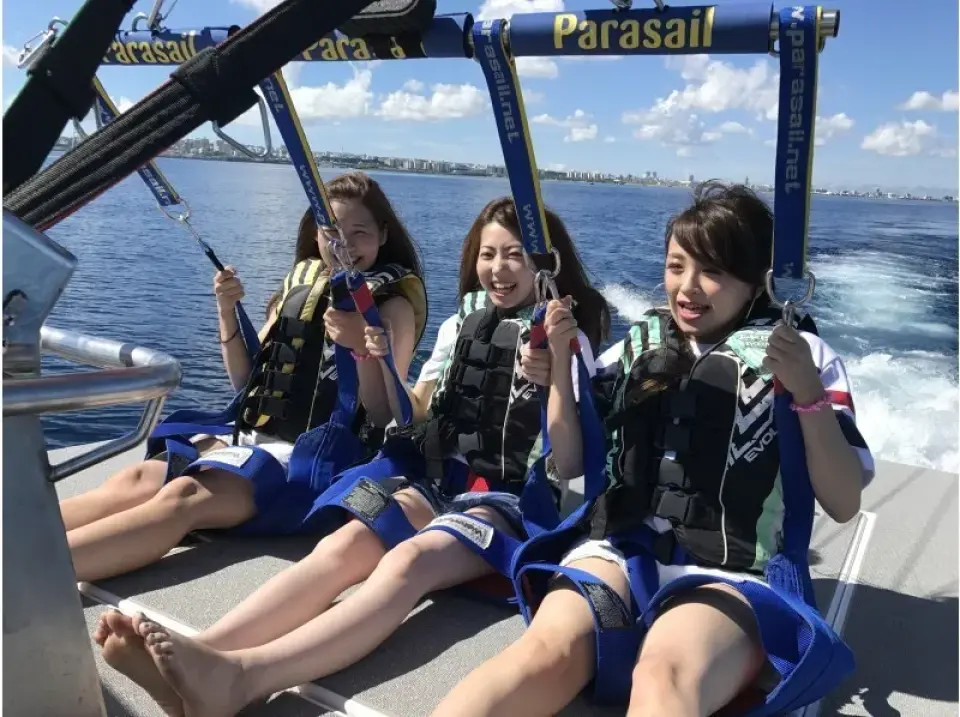 4. Arrive at the point/Arrived at the equipment installation flight point! Open the parachute and prepare for flight. The up-tempo music that flows from the speakers will liven up your mood. The next moment when the rope is gradually stretched! Your body will float! ●Because you will leave and land on the parasailing boat, basically you will not enter the sea.