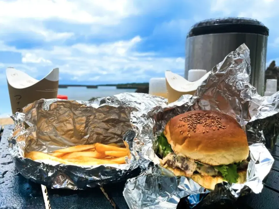 For lunch, enjoy hamburgers and pizza from the popular local restaurant Captain Kangaroo.