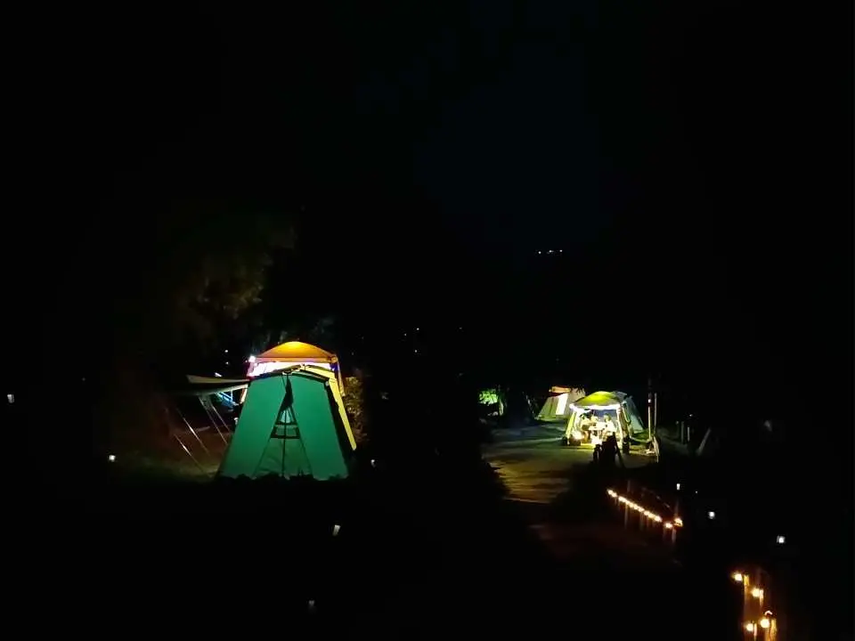 苗栗柚香露露免裝備露營區，夜間帳篷與營區步道點亮柔和燈光，營造出溫馨而安全的露營環境。