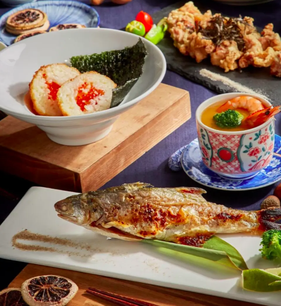 앵거스 비프는 부드럽고 육즙이 많으며 가자미는 기름이 가득 들어 있어 입에서 살살 녹습니다. 구운 초밥이라면 시도해 볼 가치가 있습니다.