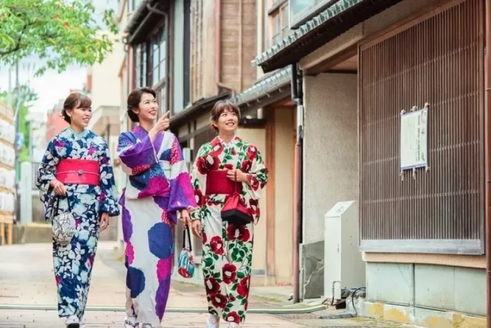폭넓은 라인업을 준비. 화려한 기모노부터 세련된 기모노까지 다양한 기모노를 폭넓게 갖추고 있습니다.
