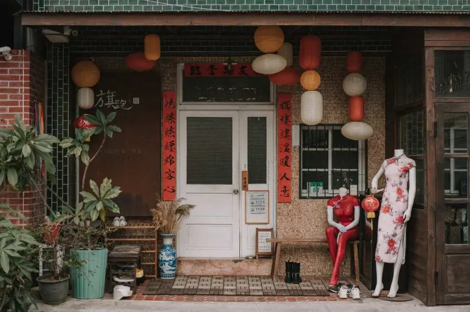 台南安平旗袍租借店的迷人外觀，裝飾著傳統燈籠和春聯，展示著穿旗袍遊古城的獨特風情。