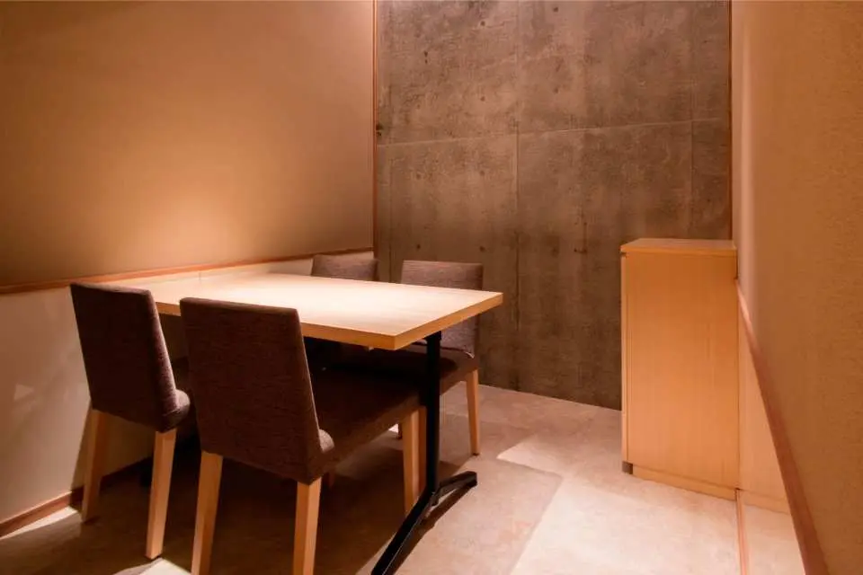 室内装潢结合木质和原石等自然素材，打造出浓厚日式风情的环境（图片仅供参考）