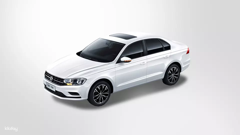 長沙黃花國際機場 (CSX) 接送機服務，提供舒適的白色福斯朗逸轎車，確保您從機場到飯店的交通順暢，輕鬆享受旅程。