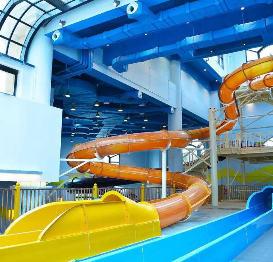 珠海長隆橫琴灣水世界內現代化的室內嬉水區，設有彎曲的橙色與藍色滑水道，適合所有年齡層。