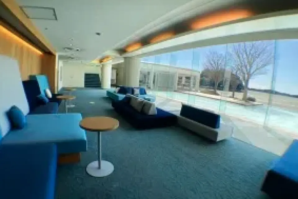 猪鼻湖を一望できる素晴らしい景観:休息タイムをゆったりとお過ごし頂けるラウンジをご用意致しました。※目的地により場所が変わる場合がございます。