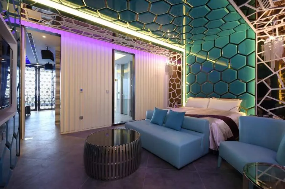 穹頂 KTV + 泳池 + 岩盤浴房（圖片僅供參考，房內陳設及格局請以實際入住之安排為主）