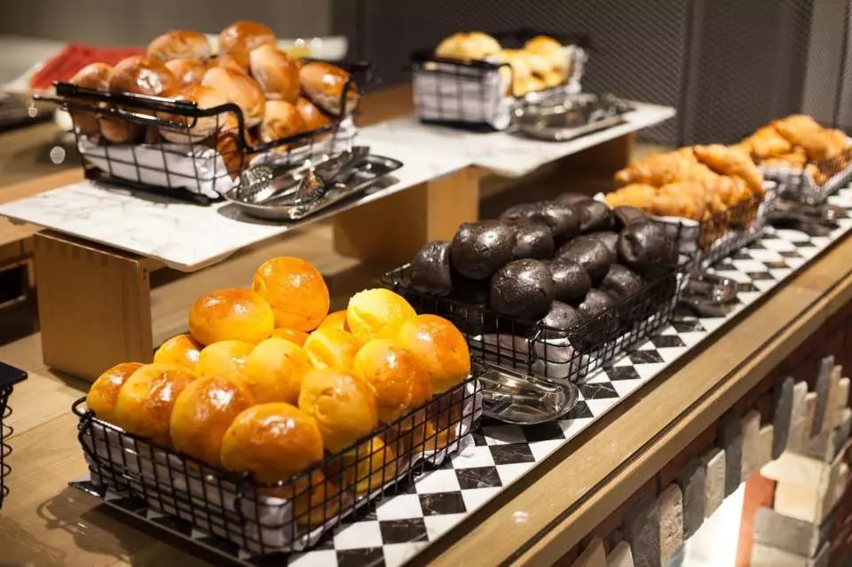 鳳凰食號｜多樣化麵包每日新鮮出爐，搭配多國料理與星巴克咖啡無限暢飲，享受豐盛早晨時光