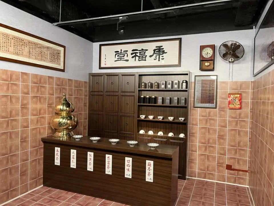 集體回憶場區內展示的場景，重現香港昔日的店舖及光景。