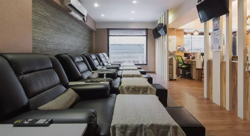 เตียงนวดใน Xingshuguang Health Club ทำจากวัสดุคล้ายที่นอน ซึ่งระบายอากาศได้ดี เป็นมิตรกับผิวหนัง และยืดหยุ่น ดังนั้นคุณจะไม่รู้สึกอึดอัดหลังจากนอนราบเป็นเวลานาน เก้าอี้นวดมีขนาดที่ใหญ่ขึ้นเพื่อให้คุณนอนราบได้อย่างครอบคลุมยิ่งขึ้น