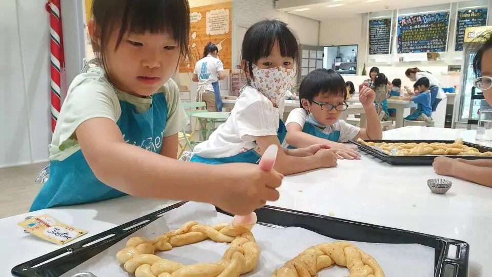 Trại hè - Tuyển chọn các cuốn sách và quán cà phê + Hoa nở rộ