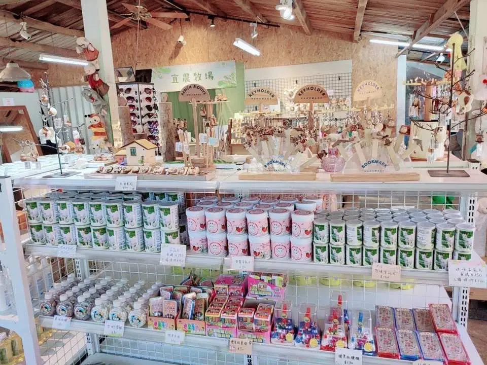宜蘭宜農牧場禮品店內景，貨架上陳列著新鮮羊乳與多樣化農場紀念品。