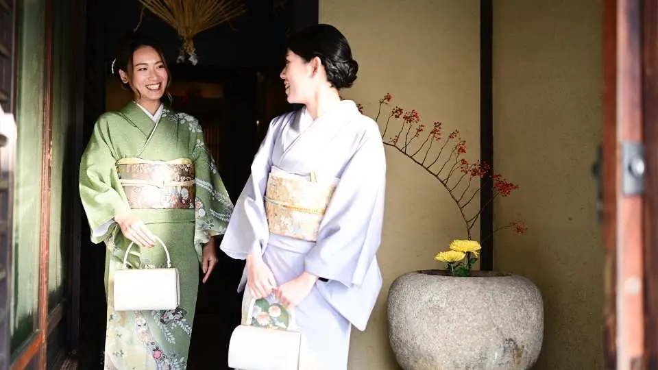格式があり大人で気品のある訪問着です。プロの着付師が丁寧に着付けを行います。