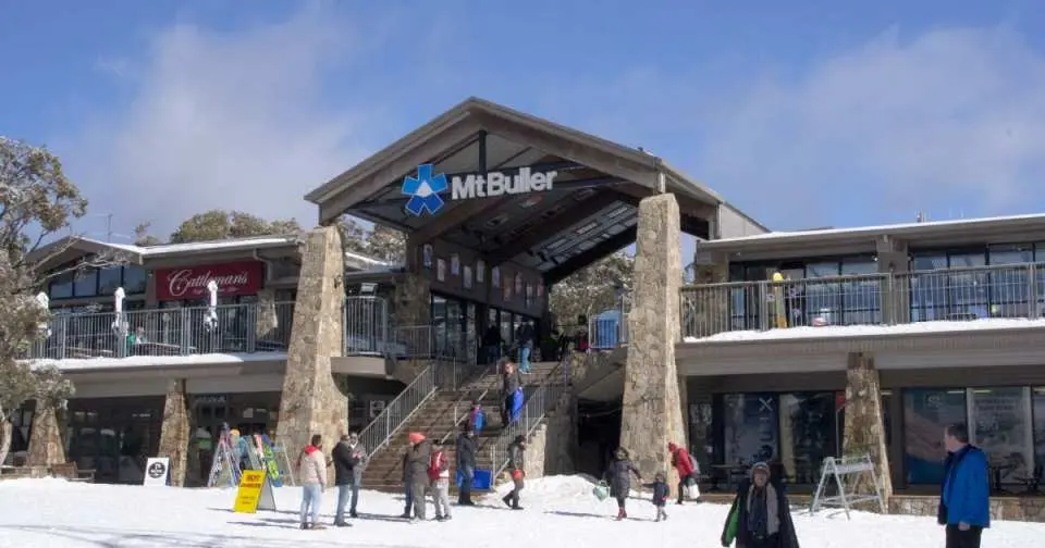 抵達布勒雪山，開始激動人心的雪山之旅。搭乘雪山專用巴士登頂滑雪場，遊客可以在廣場更換裝備，享受滑雪的快樂。 （約5小時雪山時光）