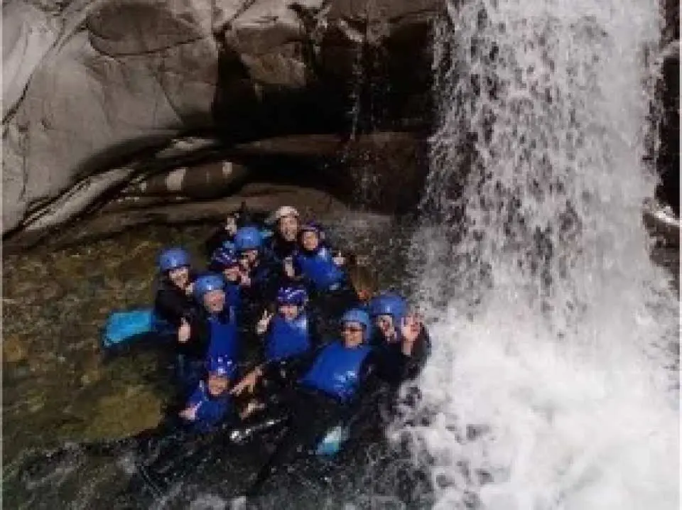 10:15
Cool down your hot body! A natural jacuzzi that goes behind the waterfall! The moment you go through is thrilling!