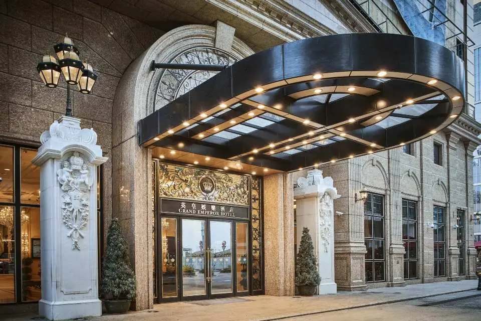 グランド エンペラー ホテル マカオ (Grand Emperor Hotel Macau) は、ヨーロッパの宮殿のエレガントなスタイルを採用し、専門的で完璧な個人サービスを補完し、娯楽施設を完備しています。