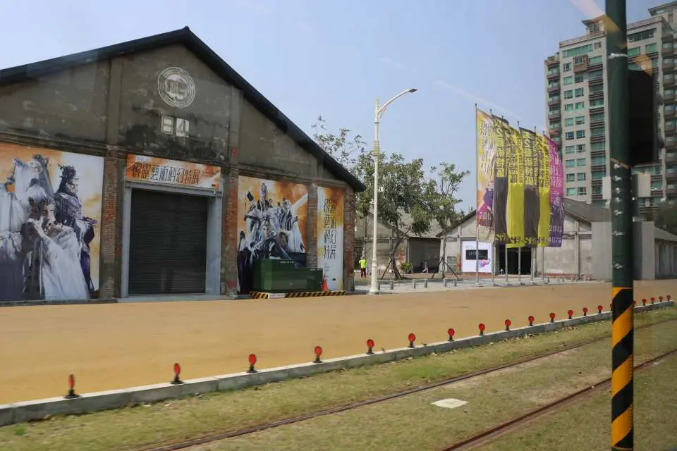 예술,문화,창의가 모여 있는 천국 "보얼 예술 특구", 문화 창조 부락이 된 폐 창고를 걸어다니면, 아기자기한 팬시 용품, 아이디어 상품등을 발견 할 수 있어요, 예술 단지를 걸으면서 개성 있는 조형물과 사진 찰칵!