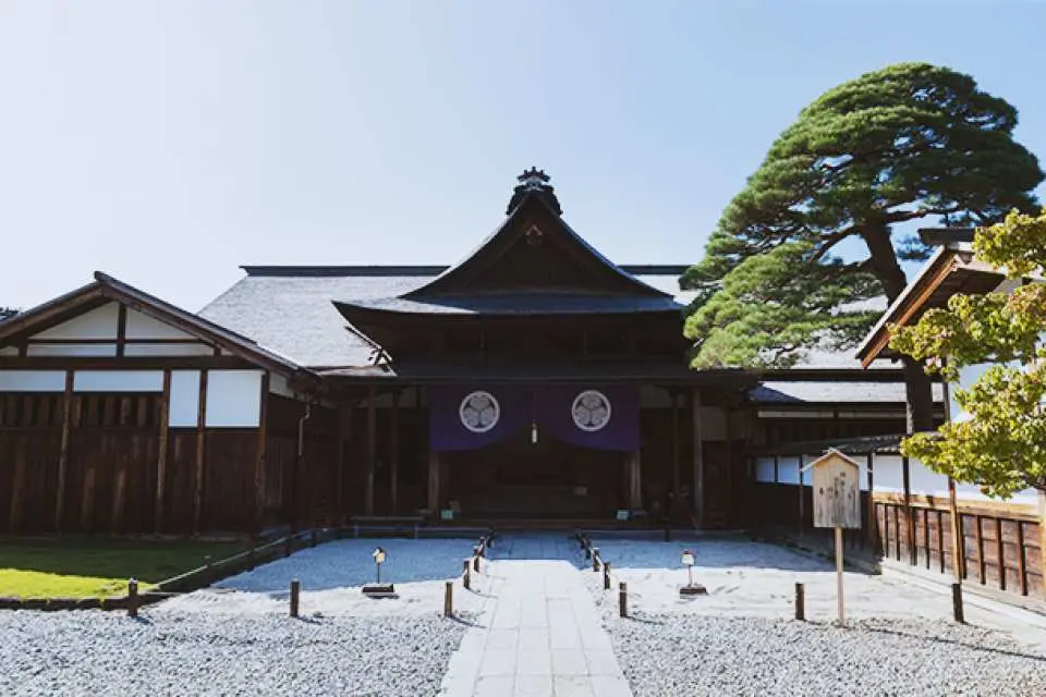 - Arrive at Takayama Jinya, free for about 2 hours. You can visit Takayama Jinya, Shangsanzhicho (Old Street), and taste local raw beef sushi and beef skewers.