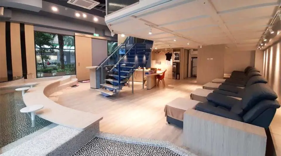 素問足體養生會館具現代感的足浴區，設有弧形馬賽克泡腳池和一排舒適的深色按摩椅，提供宜蘭礁溪專業腳底按摩服務，環境寬敞明亮。