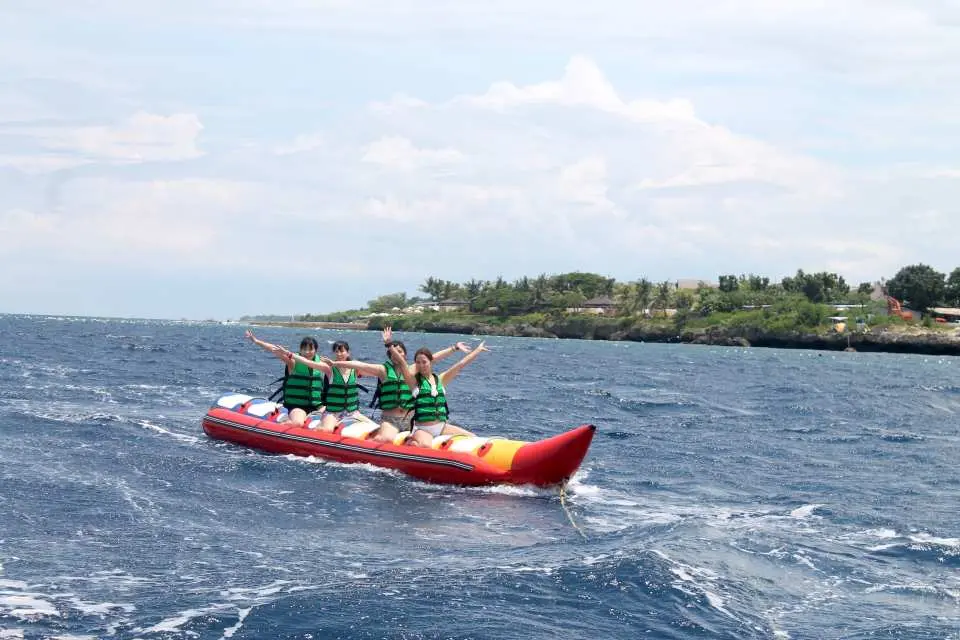 抓紧扶手，搭乘香蕉船，体验刺激的浪潮！