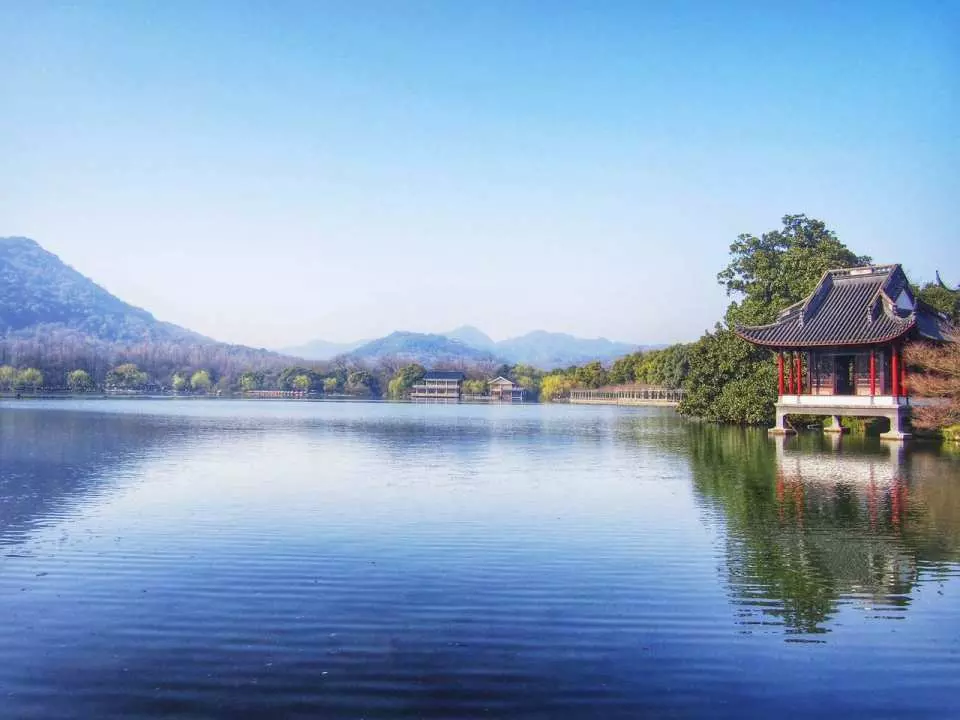 Hangzhou West Lake: In addition to the picturesque scenery, the cultural landscape is also rich and colorful, especially Lingyin Temple, Liuhe Pagoda, Feilaifeng, Yuewang Temple, Xiling Seal Society, Longjing, Hupao Spring, etc. are the most famous. Hangzhou is also one of the birthplaces of Chinese civilization and one of the seven ancient capitals in my country, with a long history of 2,200 years.