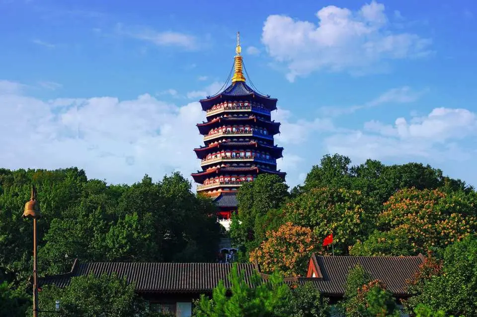 Leifeng Pagoda: Listen to the legend of the White Snake on the shore of the West Lake. Leifeng Pagoda was first built in 977 AD. It was built by Qian Chu, King Zhongyi of Wuyue, to enshrine the relics of the Buddha's snail hair. According to legend, it was built to celebrate the birth of a son by the beloved concubine Huang, so it was named "Emperor Concubine Tower". Later, because the mountain peak it was located on was called "Leifeng", it was gradually called "Leifeng Pagoda".