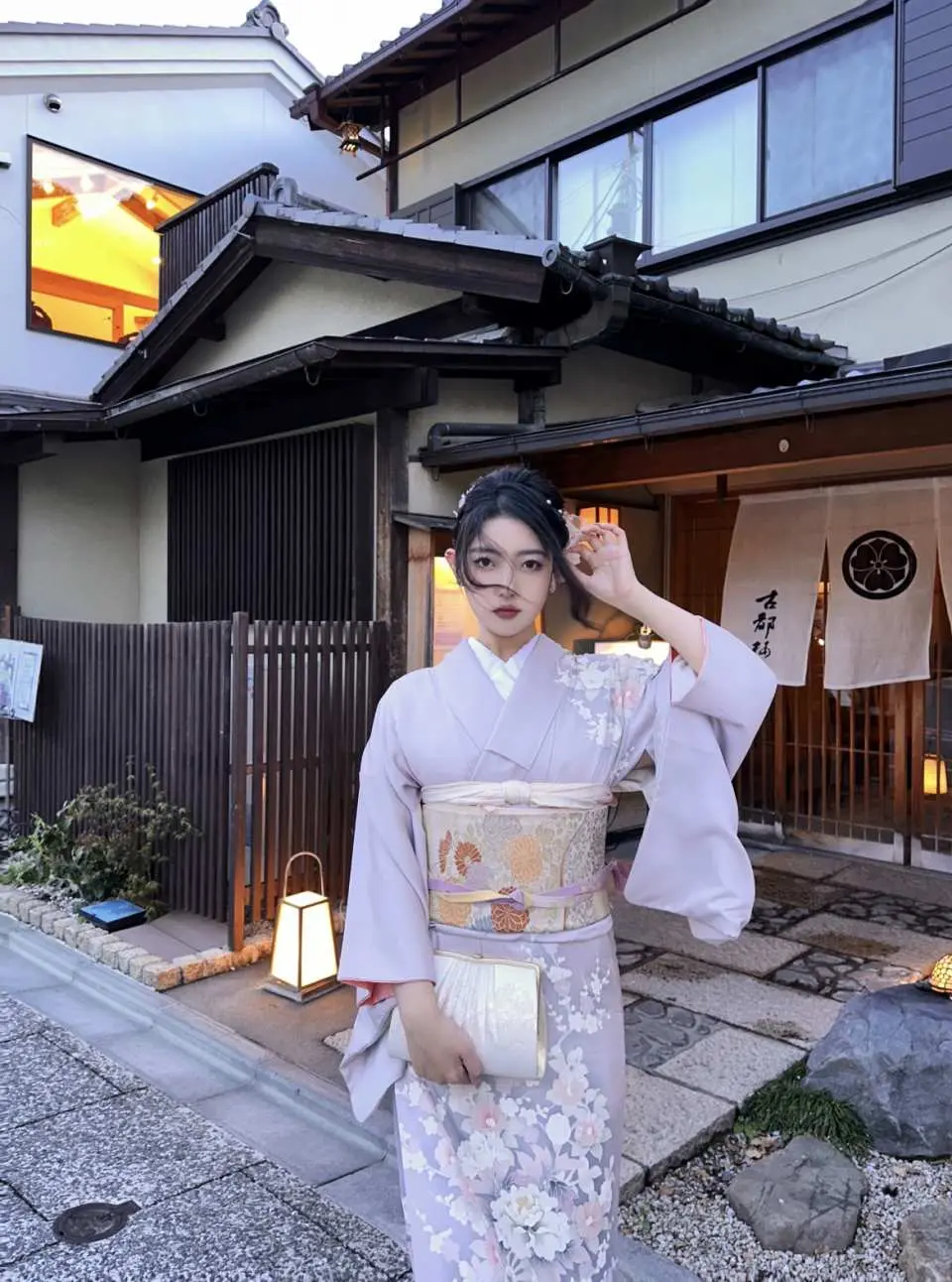 作為一家高端和服專賣店，我們提供各種新穎和服以及品牌和服，注重品質、設計和原創性。