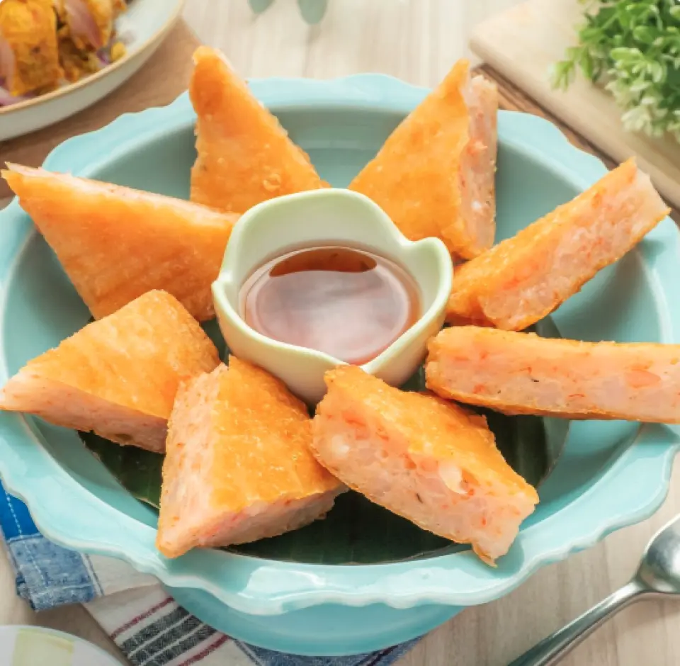 以「 精緻泰式料理品牌 」為服務宗旨，充分掌握食材與香料的特性，忠實呈現泰式料理酸、辣、鹹、香之精髓，扎實的用料與細緻做工。
