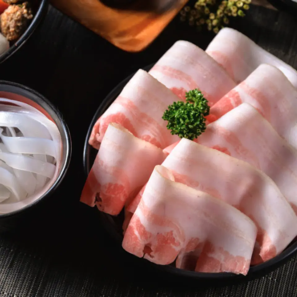 酸白菜特殊发酵技术呈现出酸甘、鲜，猪肉、白饭、汤头，层次的韵味让每次吃锅都充满惊喜