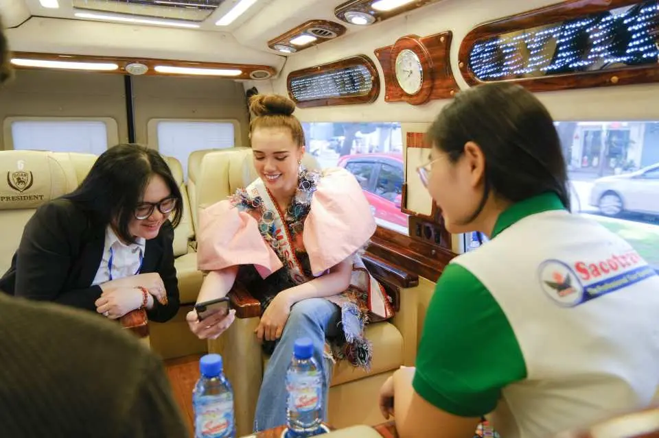 [TRANSPORTATION] Outstanding interior, with spacious soft cushion seat, new AC system, ensuring a comfortable trip to Tay Ninh