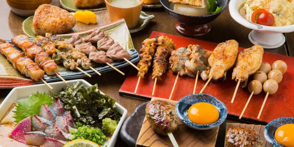 本格焼鳥をメインに、 馬刺し、ゴマサバ、地鶏創作料理などを提供しています。（画像はイメージです）