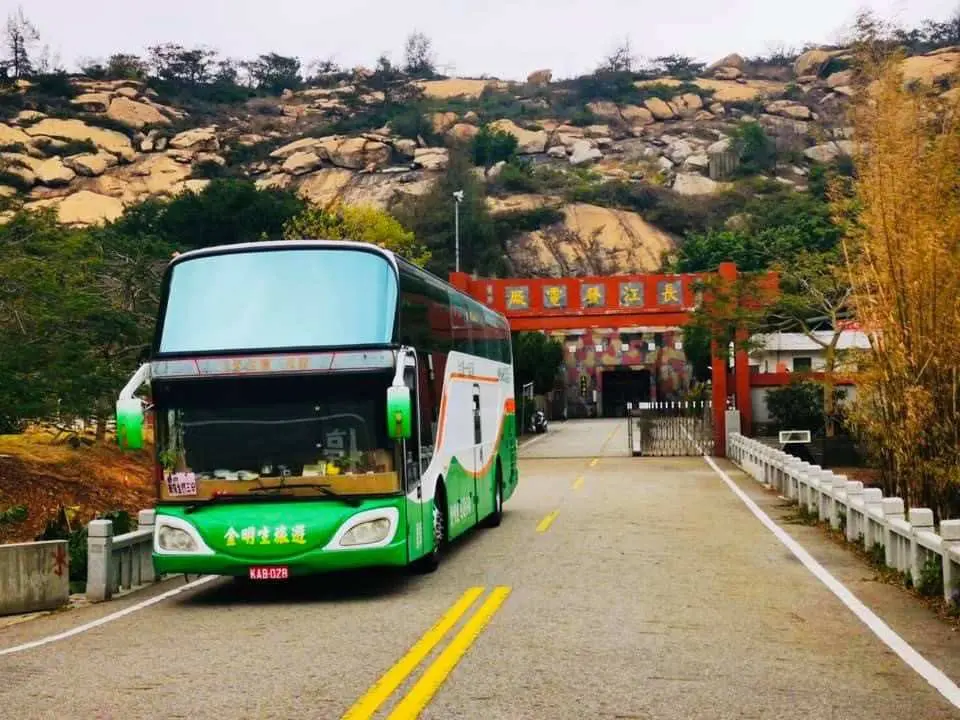 乘坐專屬接駁車從機場到碼頭