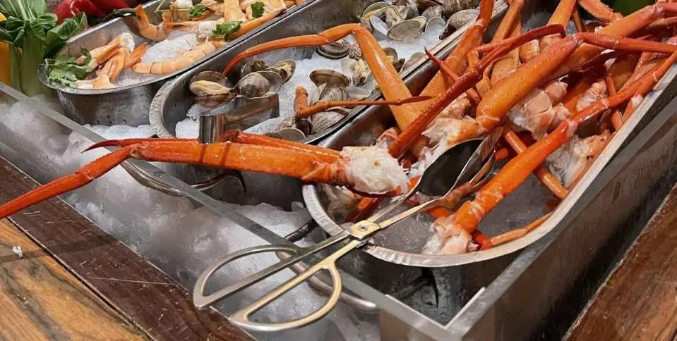 品嚐豐盛自助餐，多樣海鮮任你選擇，滿足不同味蕾的渴望