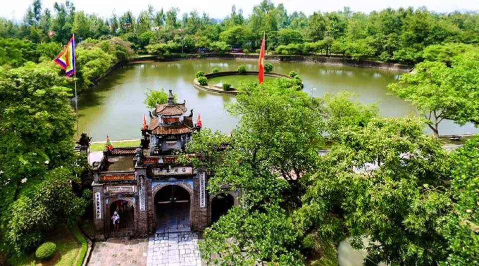 Ngoài ra, bạn cũng có thể chọn phương án thứ hai là tham quan Thành cổ Cổ Loa thuộc Vương quốc Âu Lạc. Thành cổ này có niên đại từ thế kỷ thứ 3 trước Công nguyên và được coi là thành cổ nhất Việt Nam. Tại đây, bạn có thể thong thả dạo quanh làng, ghé thăm vườn bonsai địa phương, trò chuyện với người dân thân thiện và thưởng thức hương thơm của trà sen tại các quán trà địa phương, giống như người dân bản địa vẫn làm.