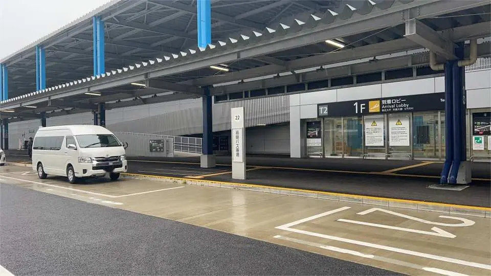 2. If your flight lands at T2 (Terminal 2), please go to the lobby exit and the driver will wait for you with a sign outside the door.