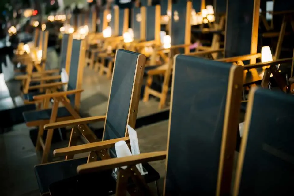 高級觀賞席可容納 2 人