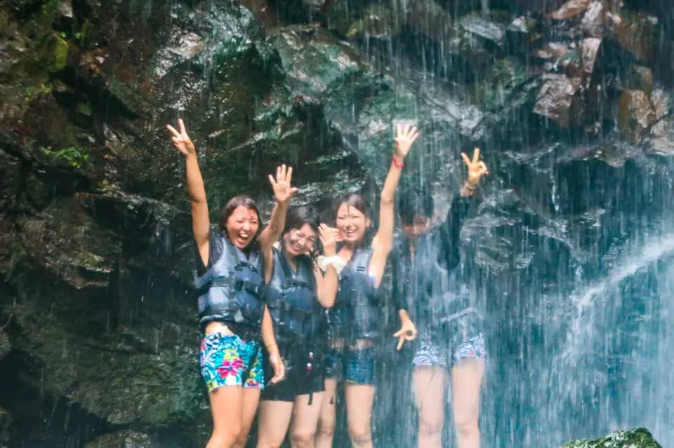 [Training Experience at Ta Falls]
Experience the water pressure of the waterfall and the view from behind it. Full of negative ions!