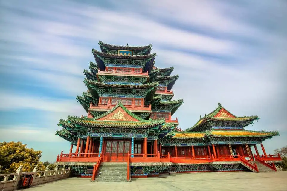 Ming Palace Ruins Park: Nanjing Ming Palace is located on the north and south sides of today's Zhongshan Road. It is the blueprint of the Forbidden City in Beijing and the imperial palace of the first national unified dynasty in Nanjing's history. It is also the largest palace complex in the world in the Middle Ages and is known as the "World's No. 1 Palace".