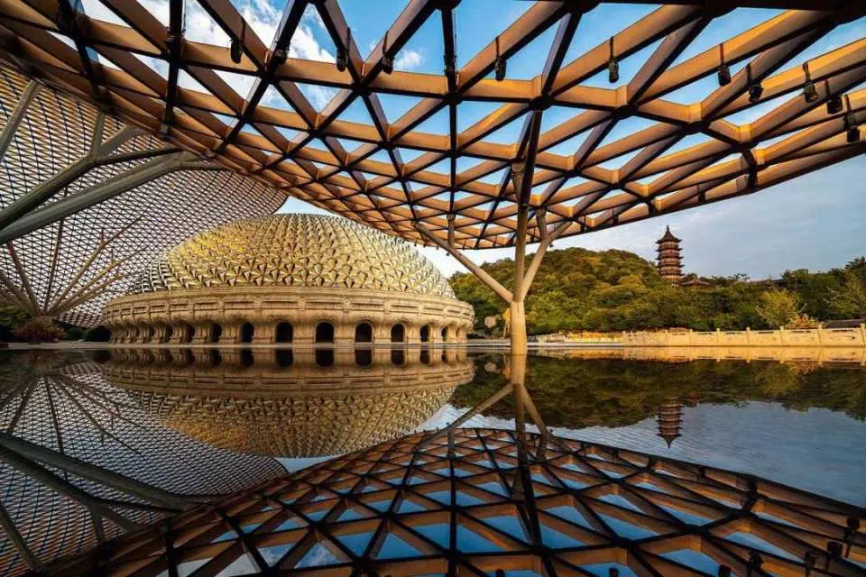 Nanjing Museum: It is one of the three major museums in China, on par with the Palace Museum and the Shanghai Museum, and is also ranked first among the top ten tourist attractions in Nanjing.