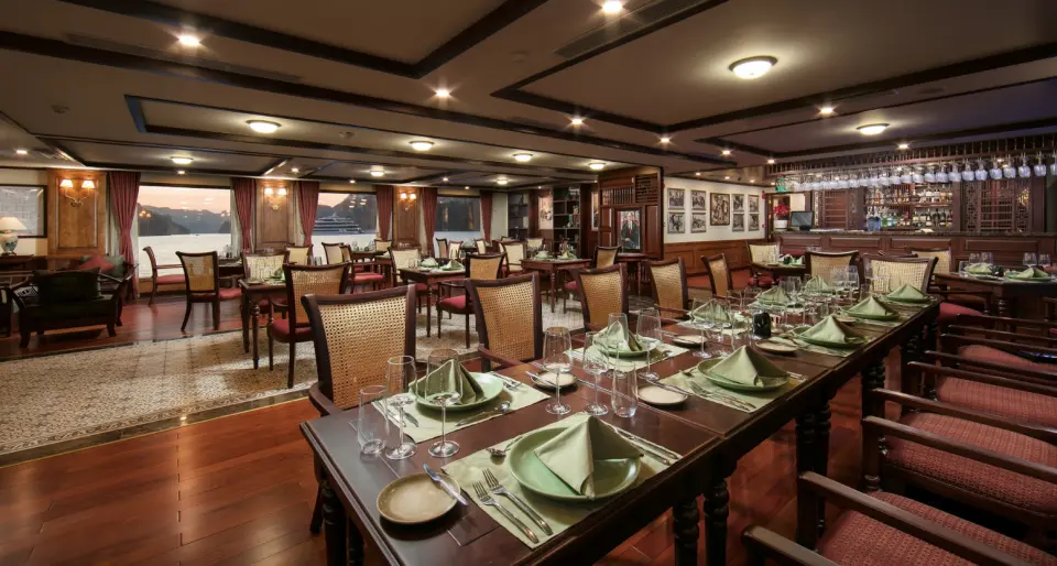 在主餐厅享受精致的用餐体验