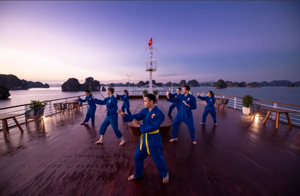 在日光浴平台上享受充满活力的 Vovinam 课程，开始新的一天