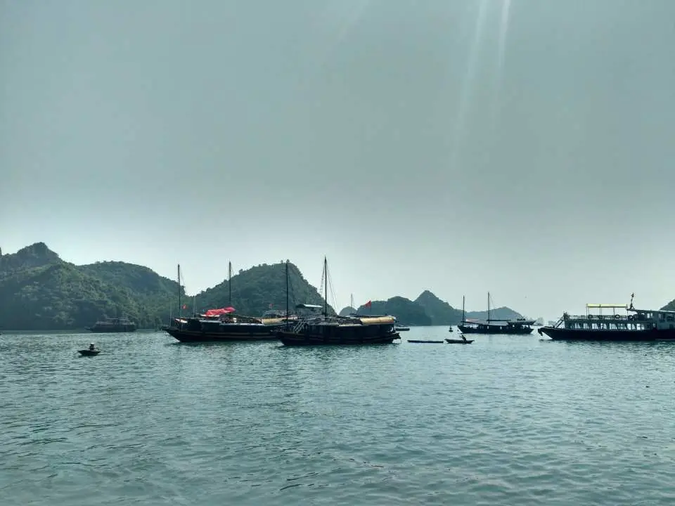 早午餐后，搭乘快艇前往嘉銮海港，下船探索北部湾最大岛屿吉婆岛